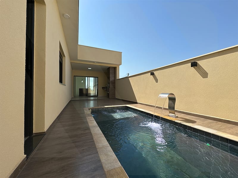 Casa Térrea com piscina - Condomínio Solei.