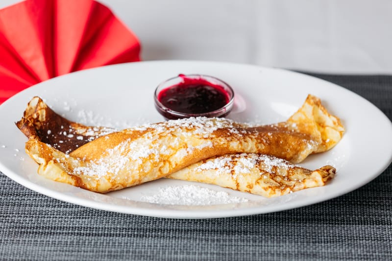 Túrós palacsinta forró meggyöntettel