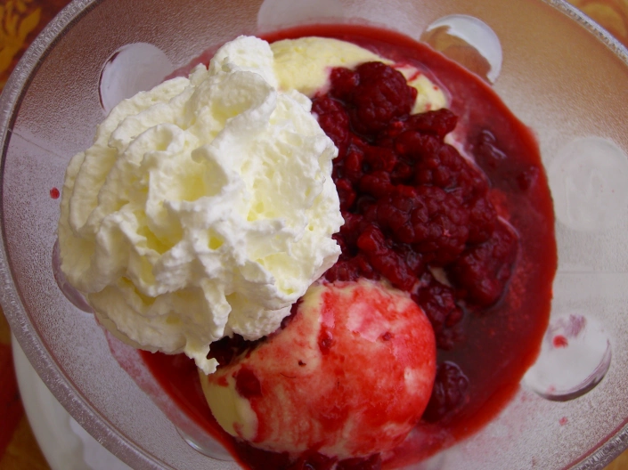 Vanília fagylalat forró gyümölcsökkel