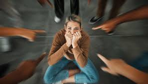 Δημοδιευμένο άθρο μου στο newsbreak.gr για το κοινωνικό άγχος και το αίσθημα ότι "όλοι με κοιτούν και μιλούν για μένα..."