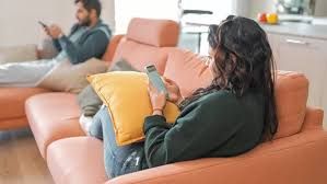 Δημοσιευμένο άρθρο μου στο newsbreak.gr για το φαινόμενο της μοναξιάς μέσα στη σχέση. Πώς είναι να ζούμε μαζί... αλλά μόνοι...