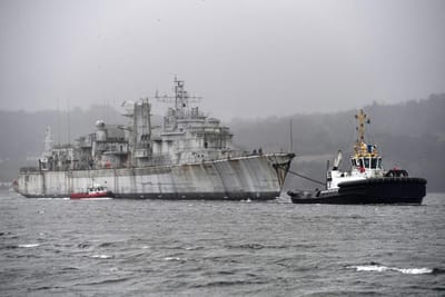 Bretagne : Ces bateaux de guerre abandonnés vont quitter leur cimetière pour un ultime voyage en mer