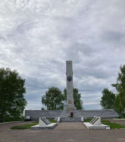 Традиционное возложение цветов к монументу воинам-водителям, погибшим в годы Великой Отечественной войны