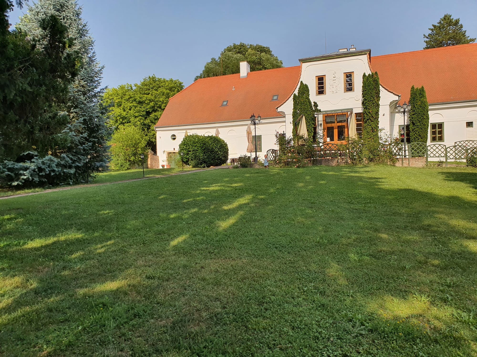 Felsőmocsolád Kacskovics kastélyszálló teljeskörő villanyszerelési munkák