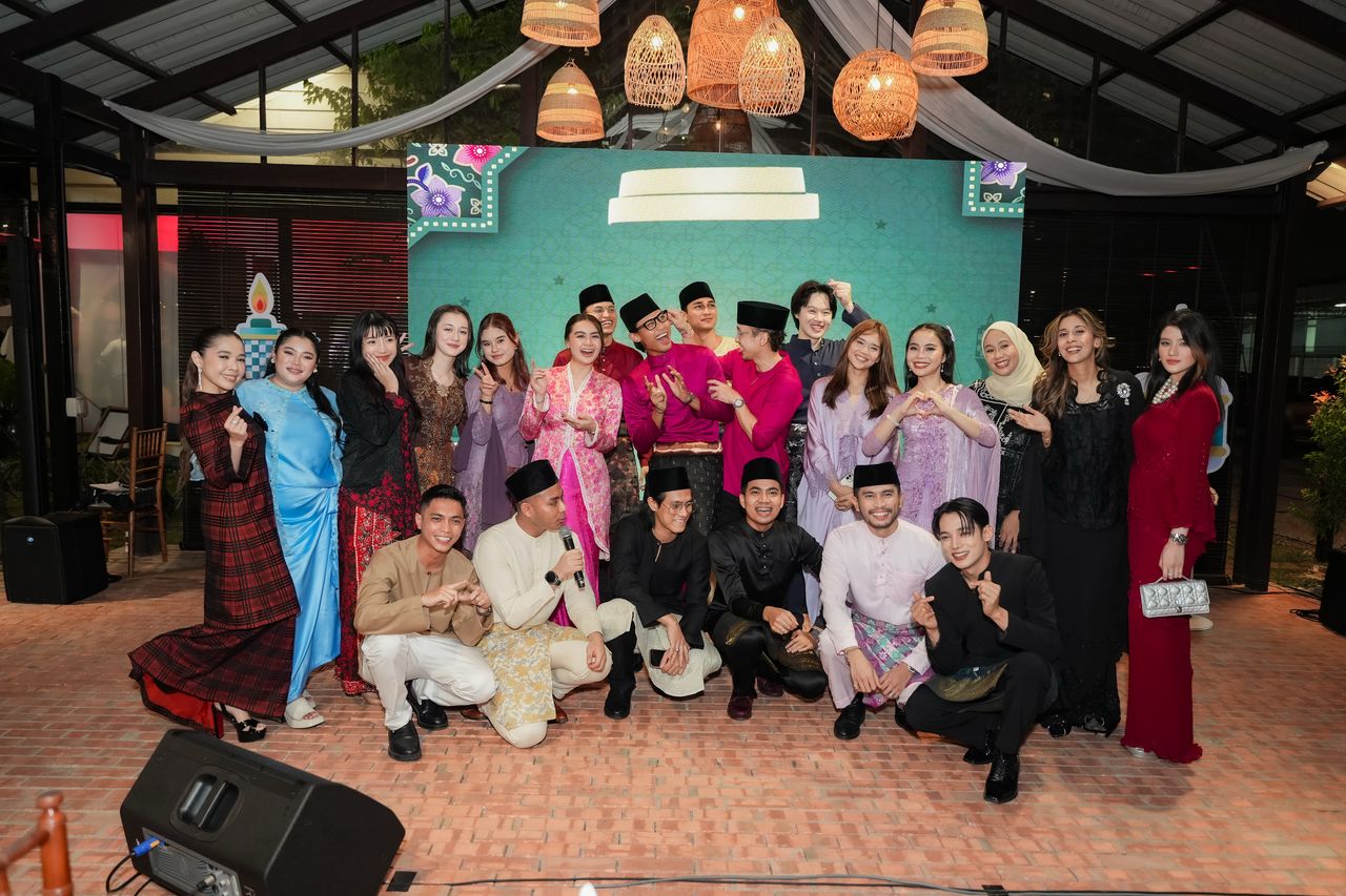 ROCKETFUEL ENTERTAINMENT CIPTA FENOMENA 2025 DENGAN 3 LAGU RAYA HEBAT!
Lebih 1.7 Bilion Strim & Tontonan, Carta No. 1 & Tarian Tular Buat Karya Raya
 "Meriah Lain Macam", "Nyam Nyam Ketupat" & "Dam Dim Dum Raya"