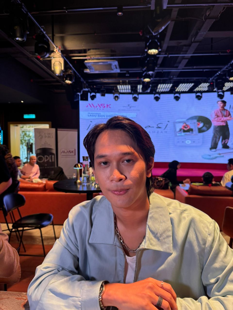 YOUTUBER "FINGERSTYLE' KE PENYANYI SOLO
LANGKAH BARU ANWAR AMZAH MERIAHKAN INDUSTRI MUZIK MENERUSI IMAGINASI