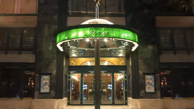 A Pesti Broadway építészeti titkai – Színházi séta a Nagymező utcában