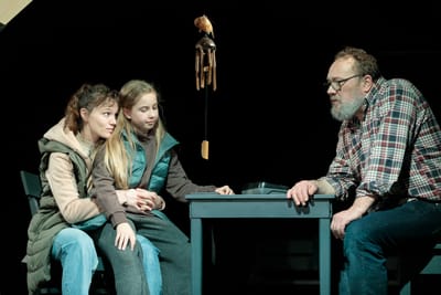 Nincs valaki, akivel beszélhetnék?