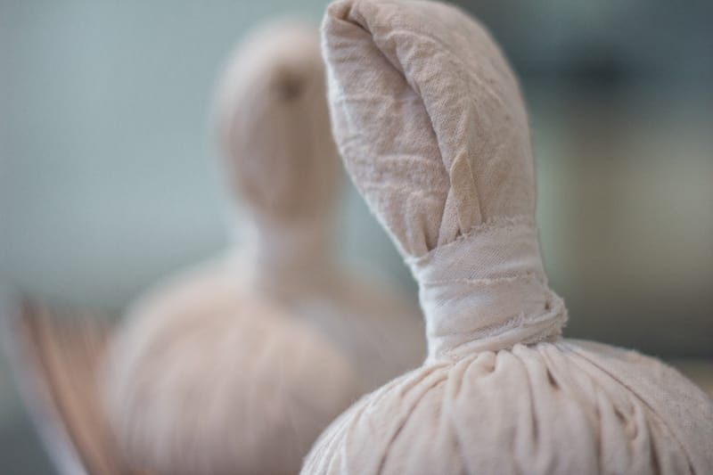Le soin Podikizhi: un massage aux pochons pour revitaliser le corps et l’esprit