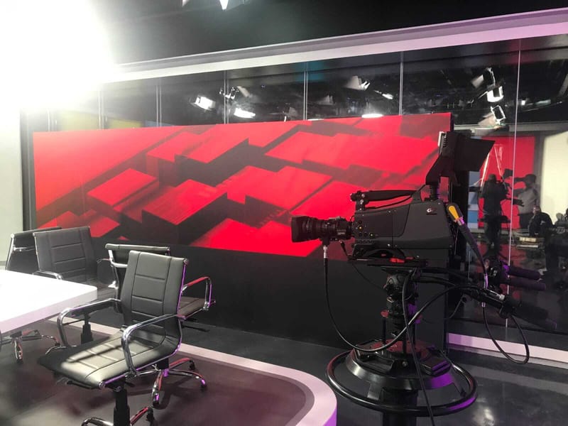 This includes state of art finished quality LED panels on seamless movement on studio rail (ceiling mounted)