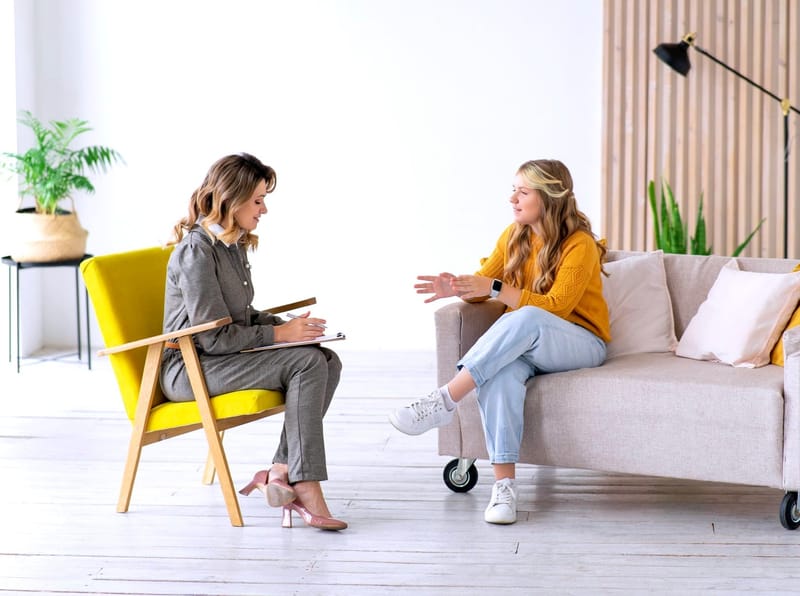 פגישה בחדר עבודה אצלי