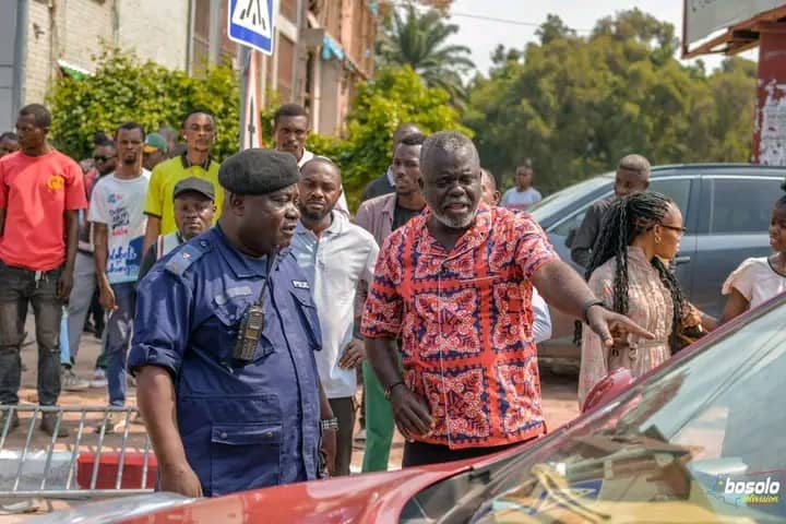 Israël Mutombo face aux policiers : entre courage citoyen et ligne rouge journalistique