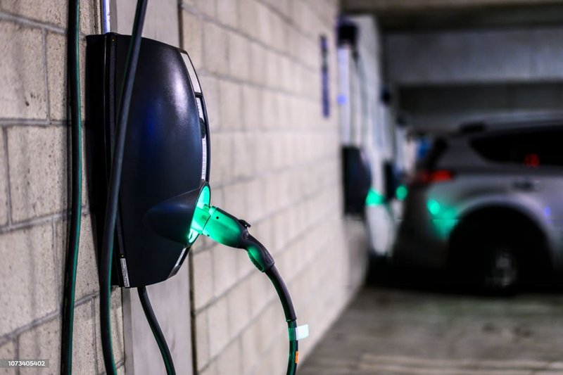 Borne de recharge électrique pour véhicule
