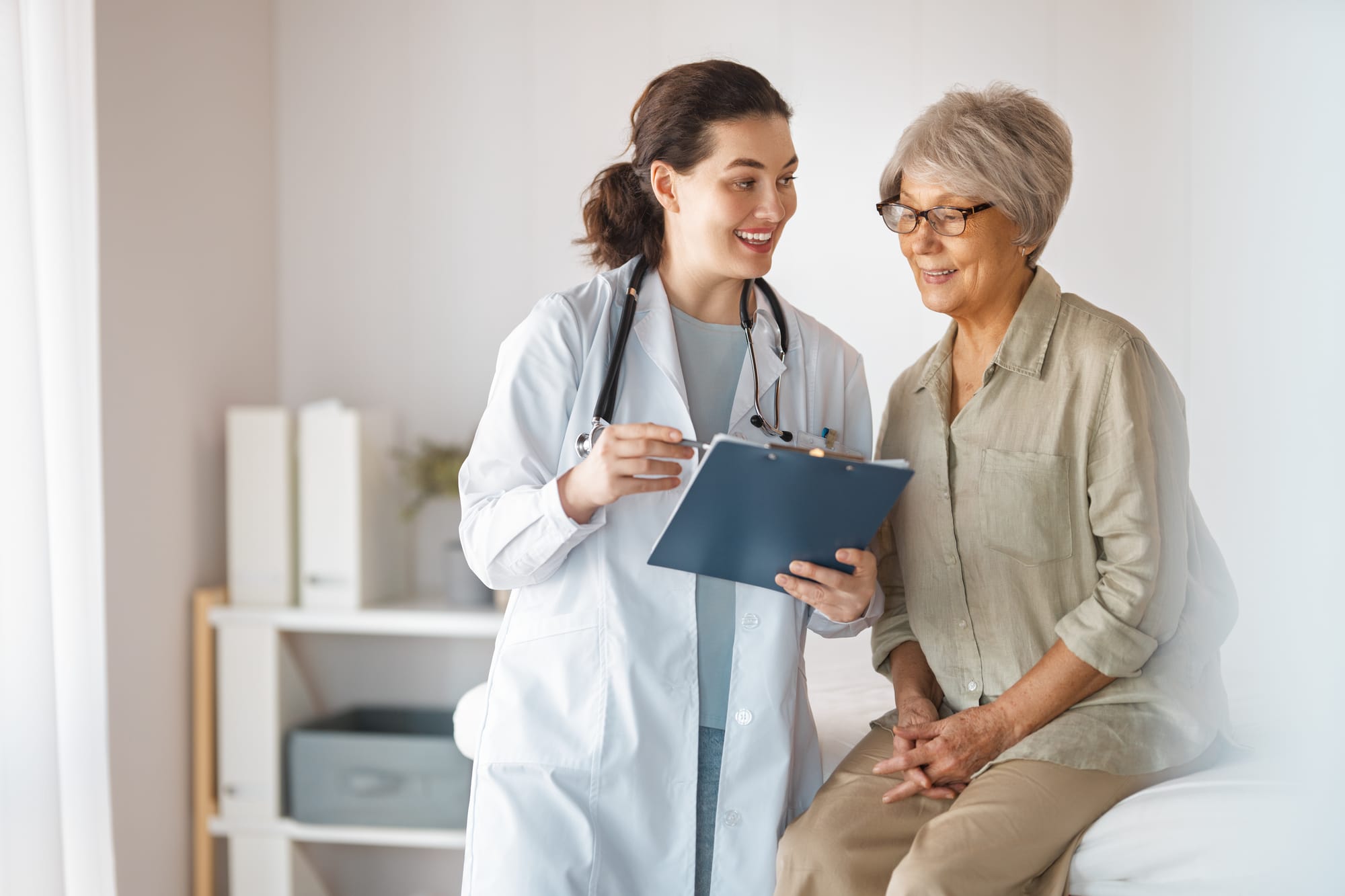 أهم 10 نصائح للعناية بصحة المرأة في كل مرحلة عمرية من Eve Clinic