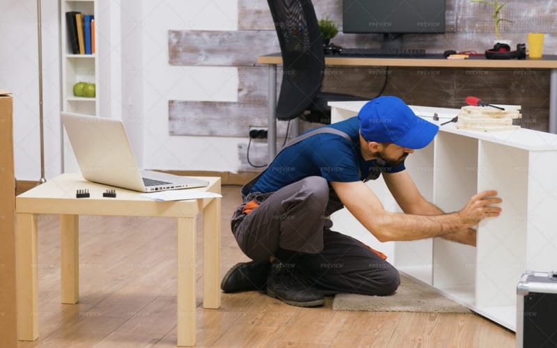 نجار فك وتركيب أثاث في الرياض