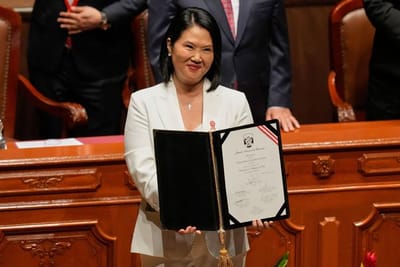 Perú: Keiko Fujimori recibió las credenciales como presidente de la Nación.