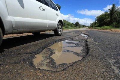Vereador Aziel solicita operação tapa-buraco na rodovia de acesso às praias do Cabo