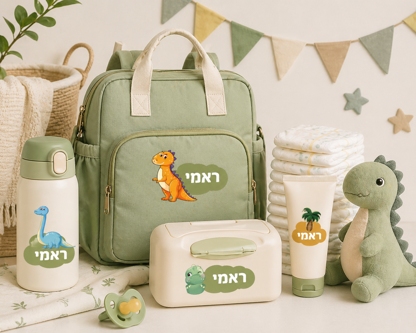 מדבקות שם בעיצוב דינוזאורים צבעוניים על ציוד בית ספר