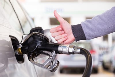 ⛽ 5 نصائح ذهبية لتقليل استهلاك الوقود في سيارتك في حرارة دبي والشارقة
