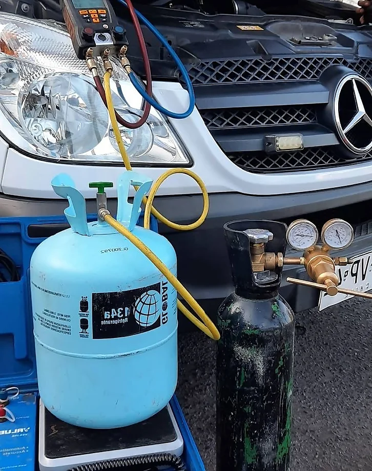 متخصص تكييف وتبريد السيارات 