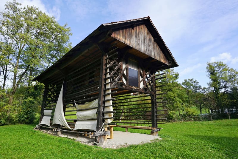 PROSTOR ZA PIKNIK IN POPOTNIKE / PICNIC &amp; BACKPACKERS AREA