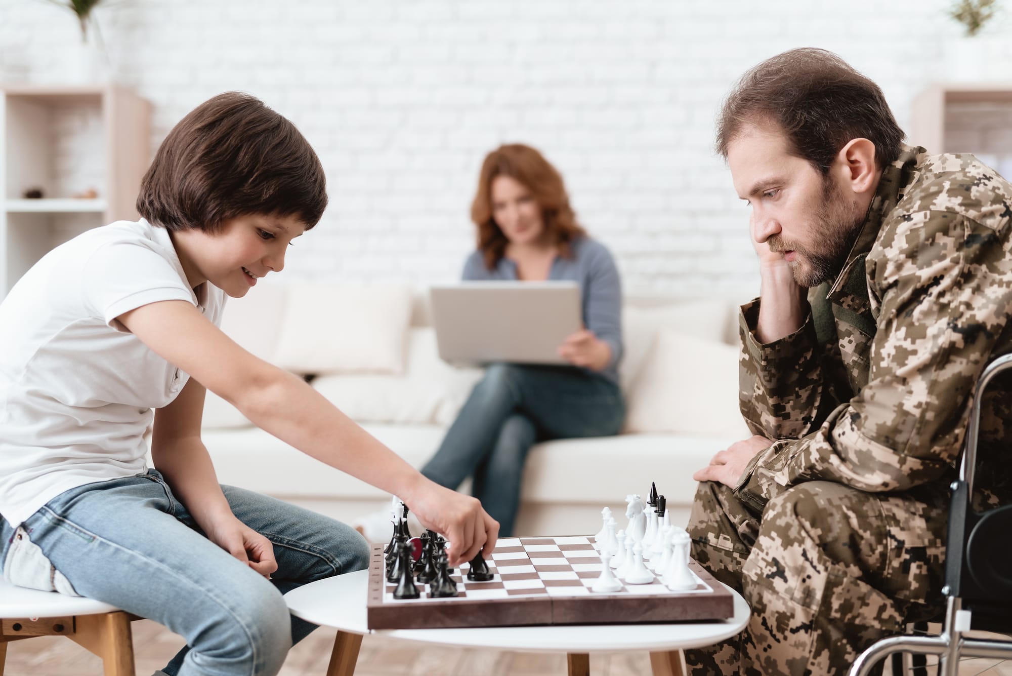 חזרה ממילואים: למה כל-כך קשה לחזור הביתה אחרי השירות – ומה קורה לזוגיות ולמשפחה?