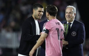 الكاراز يعانق ميسي