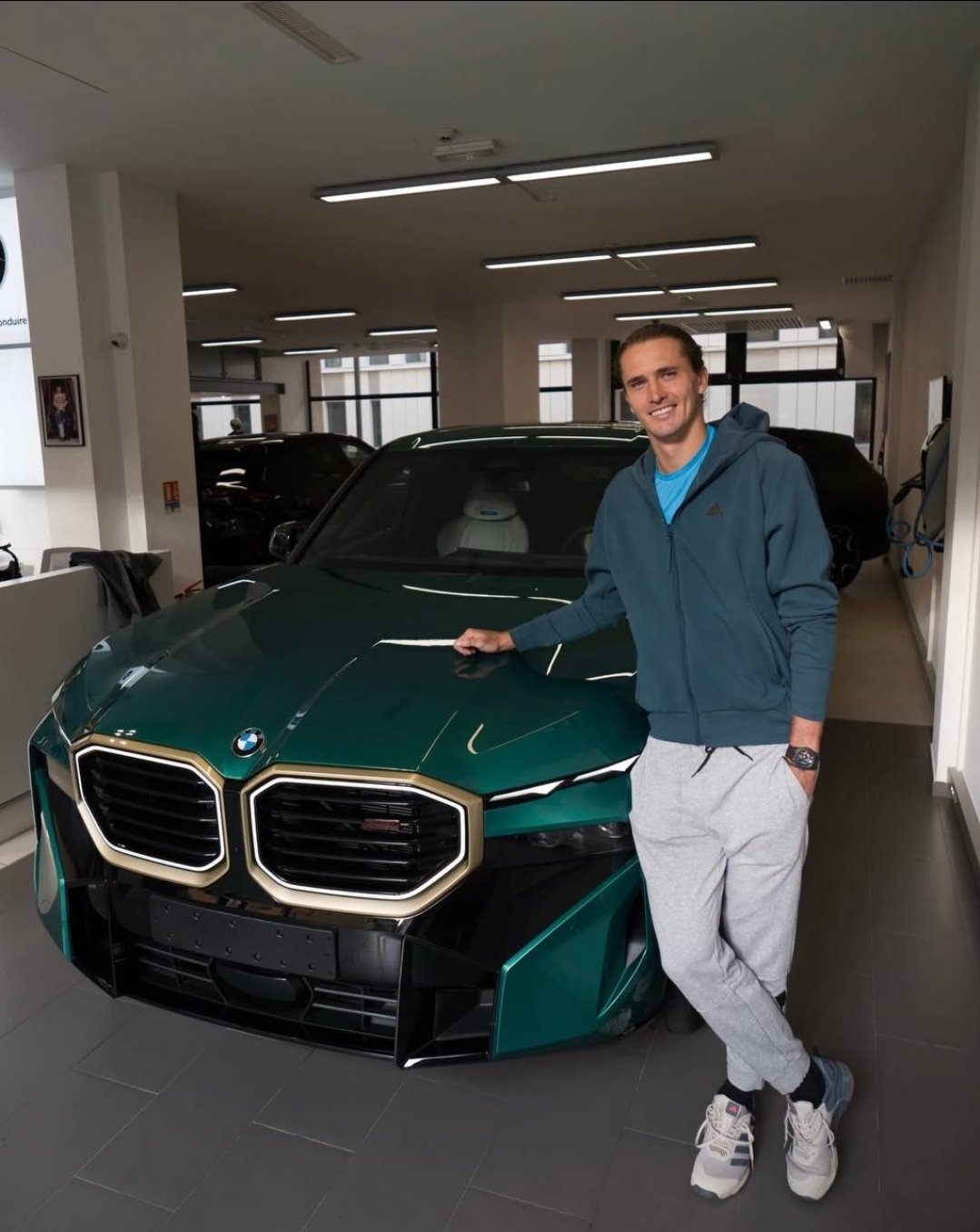 زفيريف يتسلم السيارة