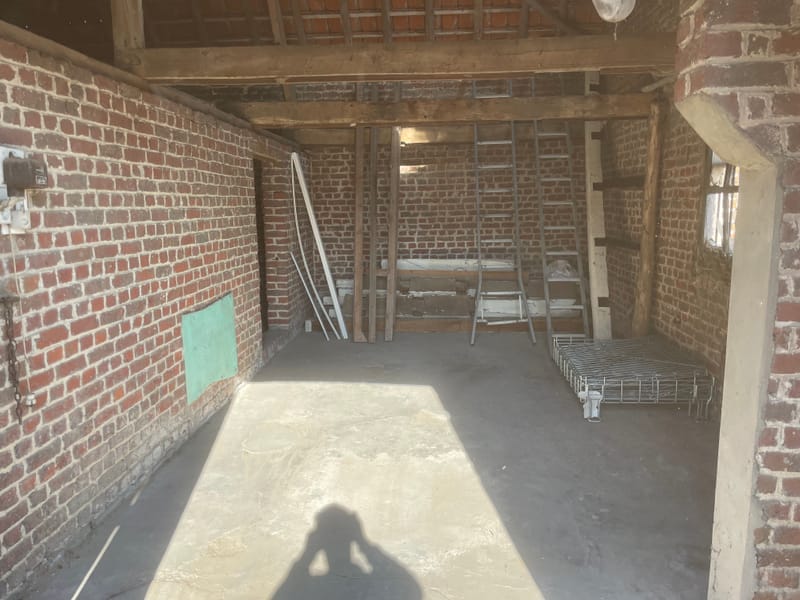 Door het gedeeltelijk afbreken van de houtconstructie, een mooie open ruimte gecreëerd.