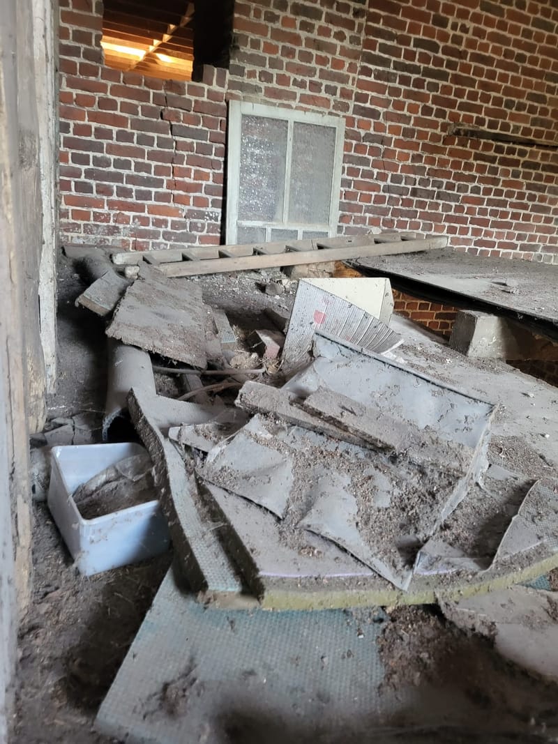 Zolderruimte schuur te Lichtervelde gedeeltelijke afbraak en opruiming.