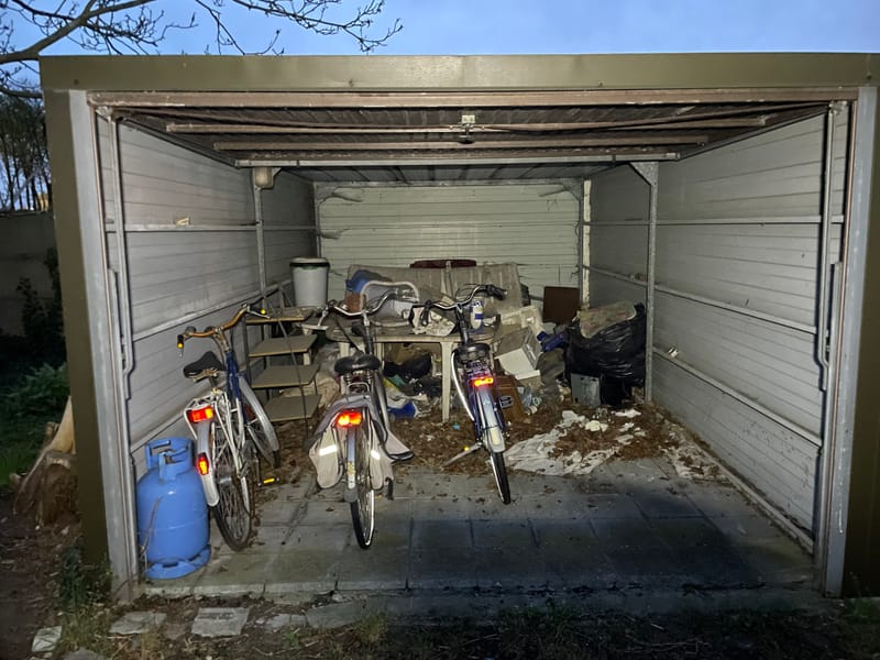Leegmaken garage te Zwevezele.