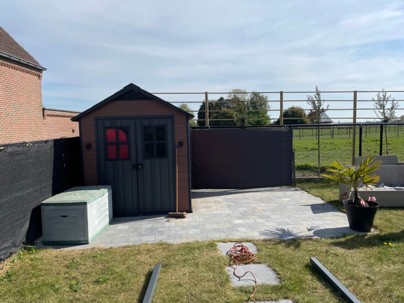 Monteren pergola op terras te Zwevezele.