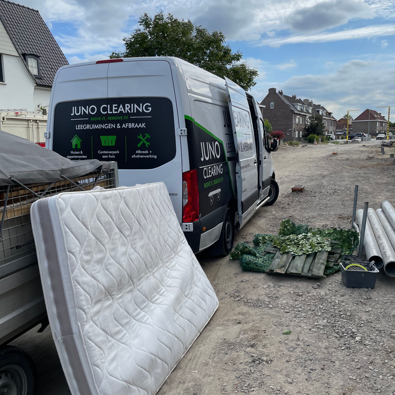 Containerpark aan huis te Harelbeke.