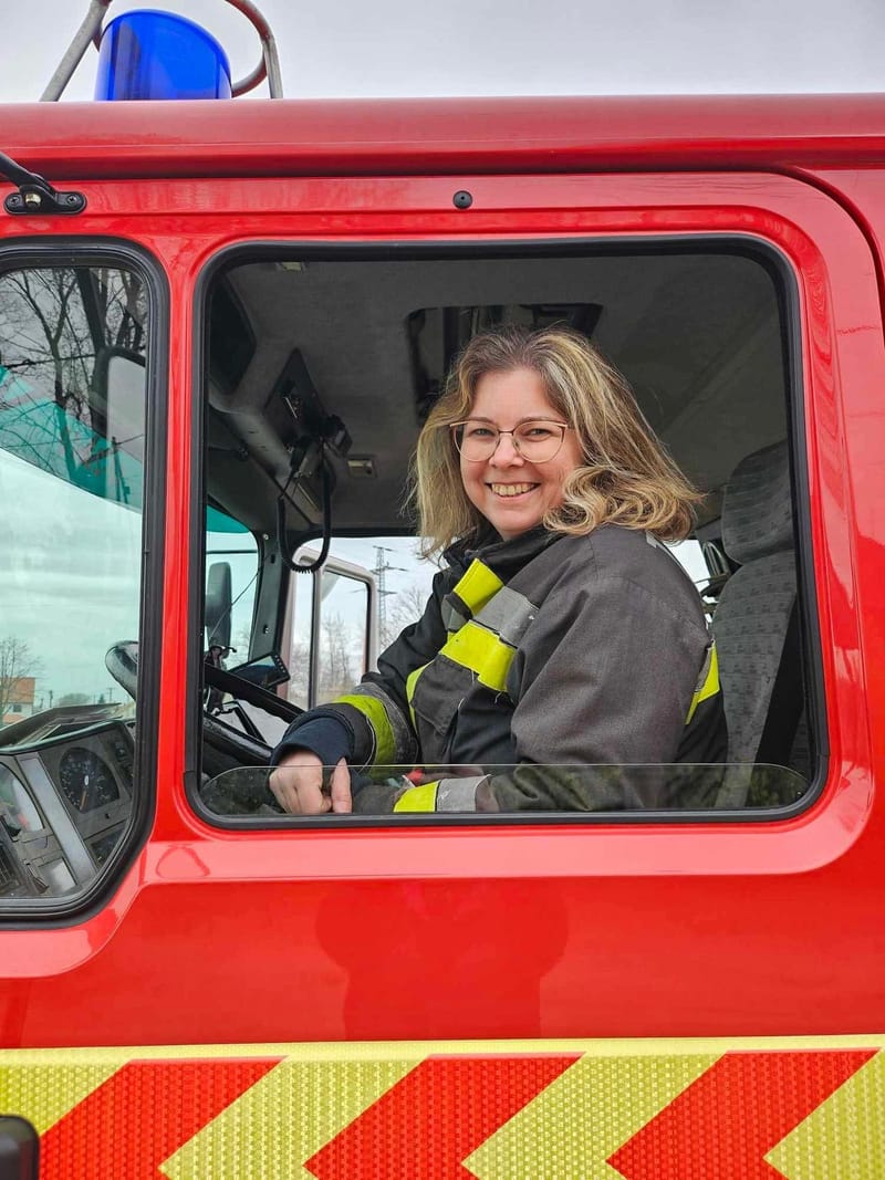 Nem ismer félelmet Kovács Renáta, az ország egyetlen női tűzoltóautó-vezetője – videóval