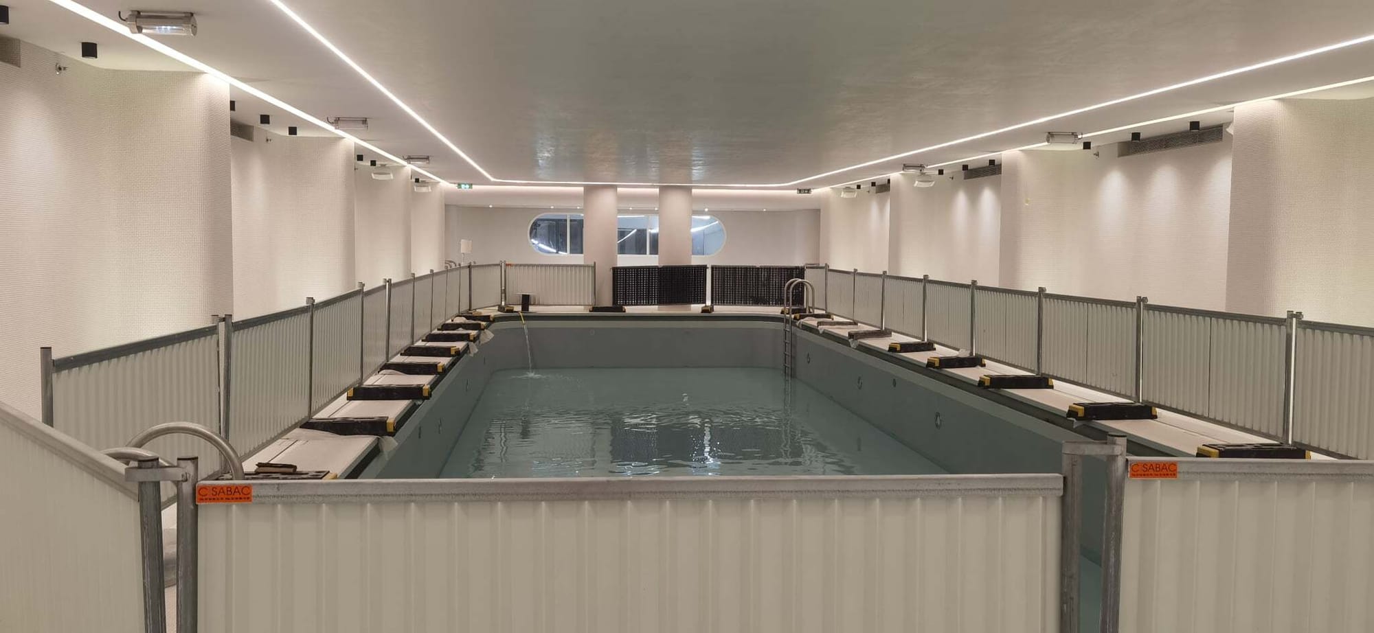 retouches plafond piscine