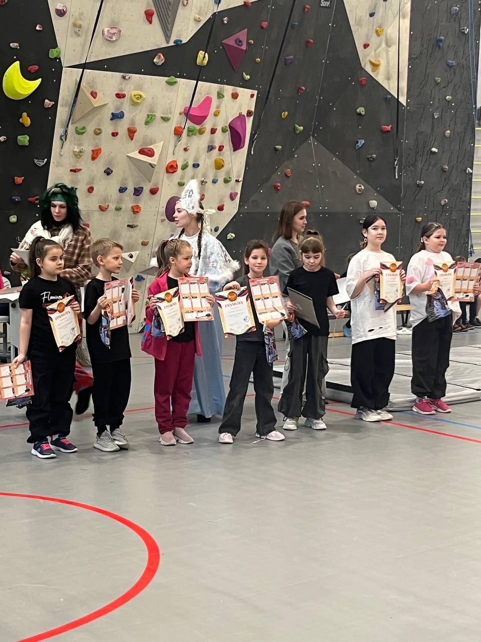 ПРЕДНОВОГОДНИЕ ВЫСТУПЛЕНИЯ НА СОРЕВНОВАНИЯХ, ПОЗДРАВЛЕНИЕ ДЕТЕЙ С НОВЫМ ГОДОМ