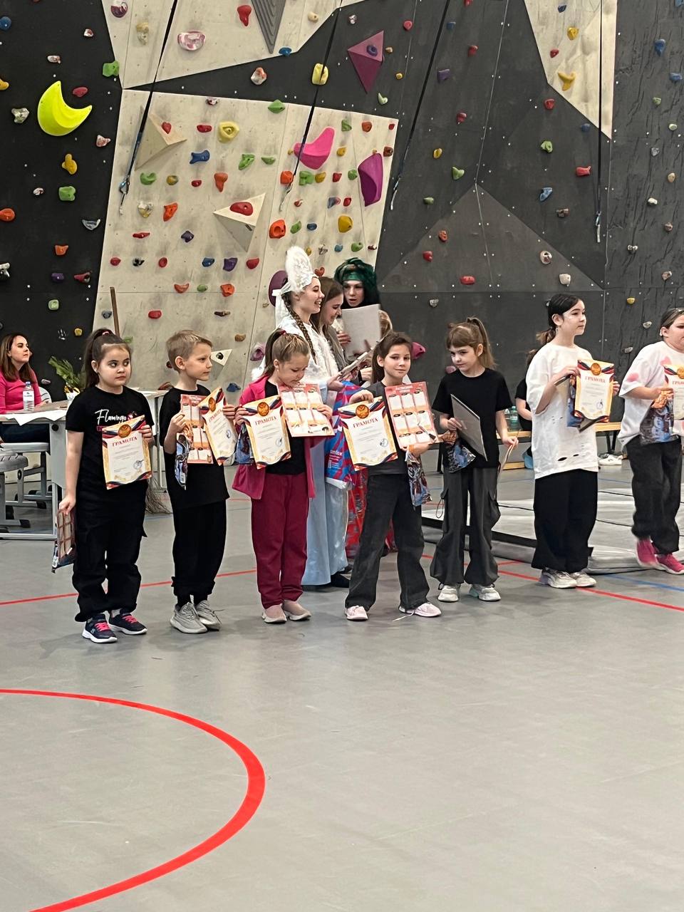 ПРЕДНОВОГОДНИЕ ВЫСТУПЛЕНИЯ НА СОРЕВНОВАНИЯХ, ПОЗДРАВЛЕНИЕ ДЕТЕЙ С НОВЫМ ГОДОМ