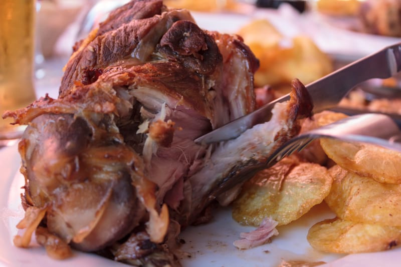 Stinchi di maiale al forno con patate in umido