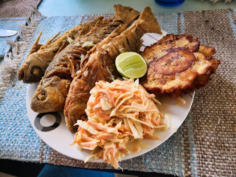 Pescado Frito con Tostones
