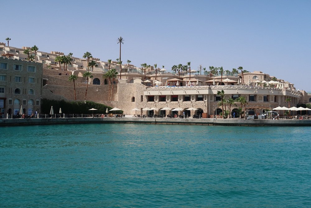 احدي مشاريعنا في مصر منتجع الباتروس