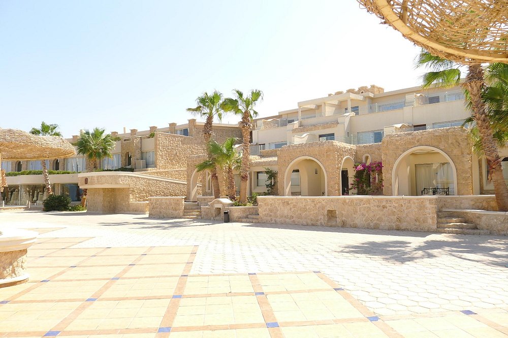 احدي مشاريعنا في مصر منتجع الباتروس