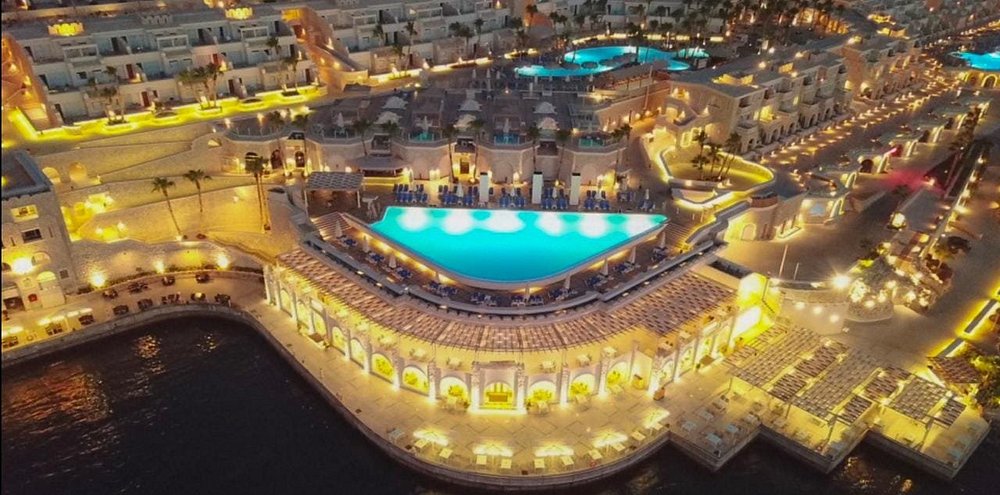 احدي مشاريعنا في مصر منتجع الباتروس