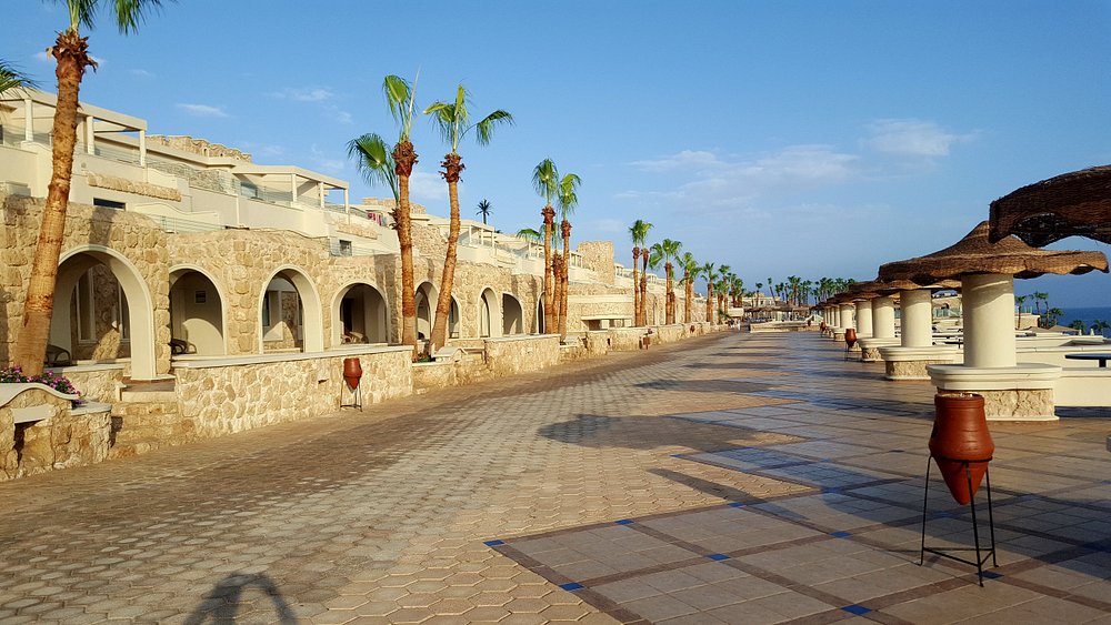 احدي مشاريعنا في مصر منتجع الباتروس