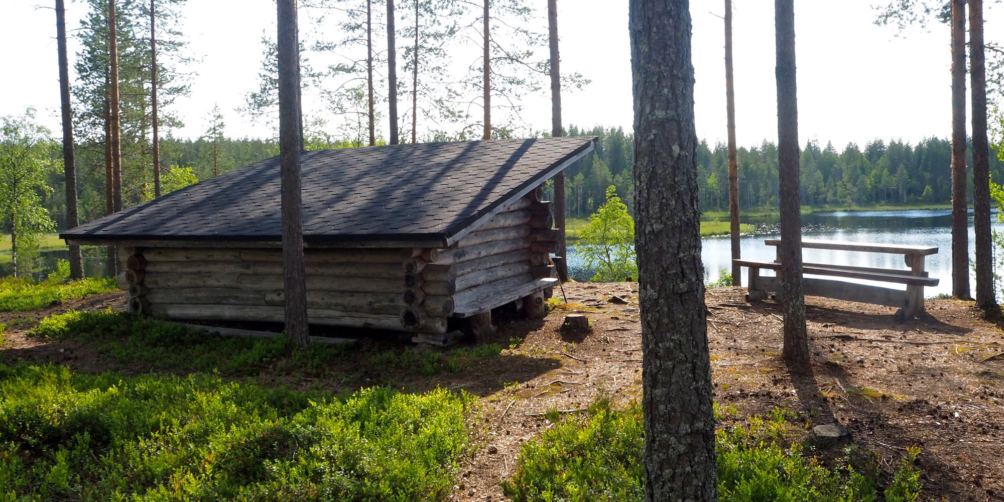 Laavu pienen järven rannalla