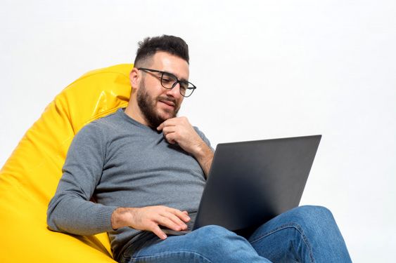 Know How Students Can Save Money with Laptop Rentals?