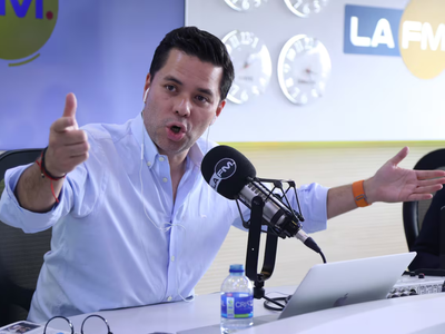 LUIS CARLOS VÉLEZ: EL PERIODISTA QUE APRENDIÓ A QUEBRAR UNA EMPRESA COMO RCN