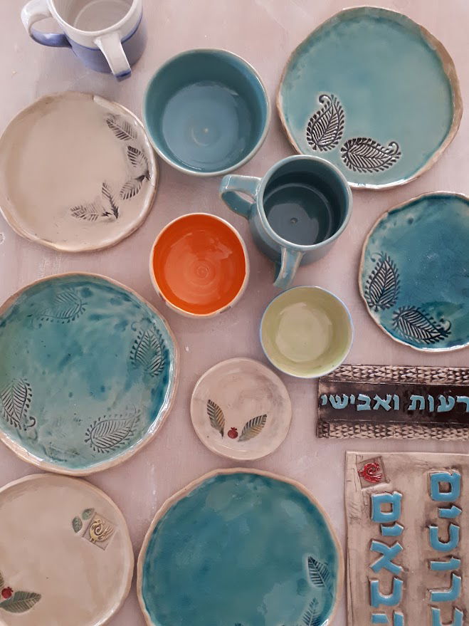 צלחות ושלטים