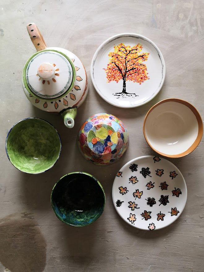 צלחות קערות וקומקומים