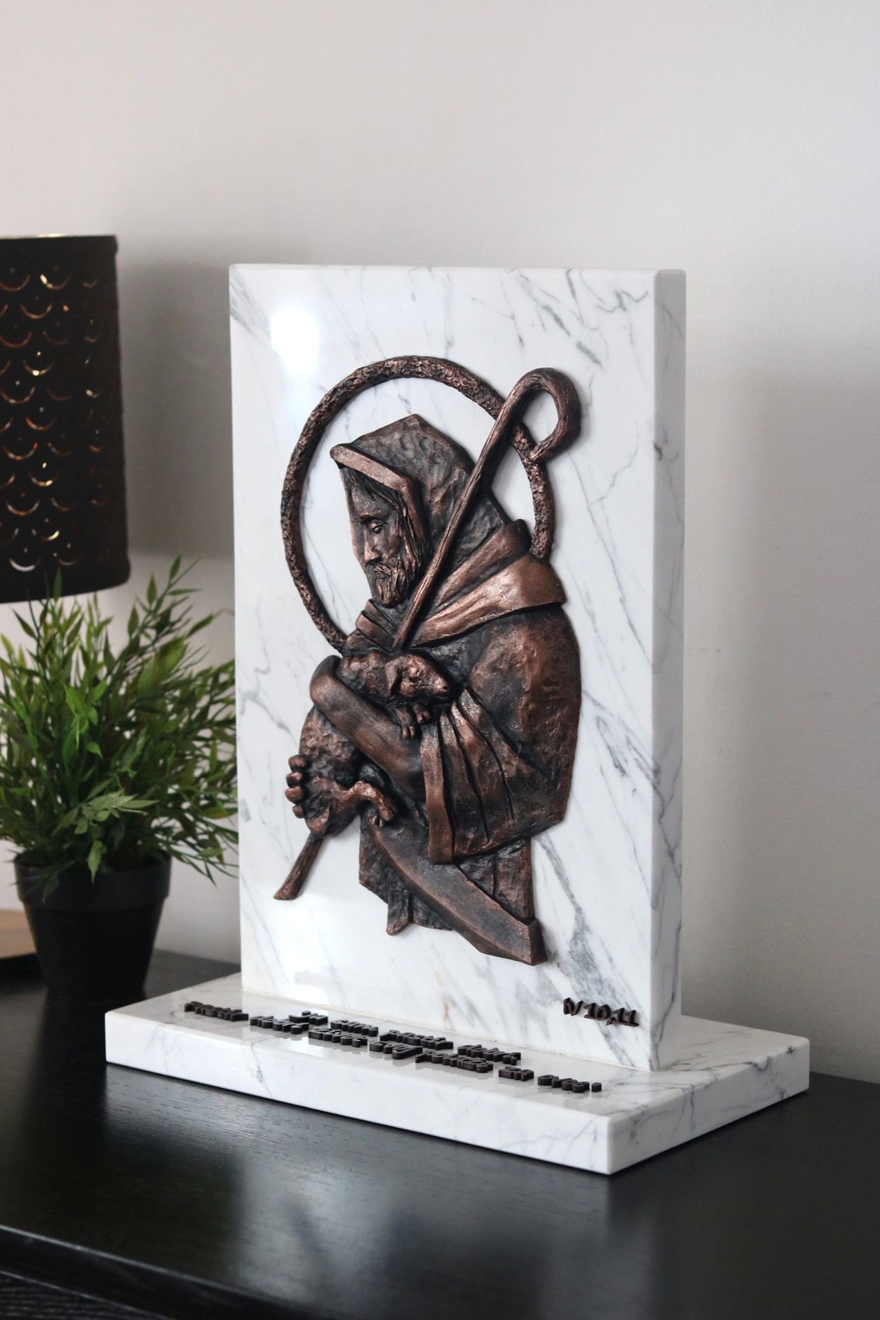 Reljef s kamenim postoljem