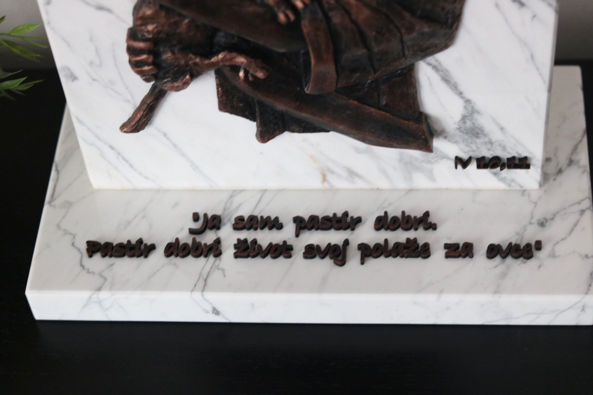 Reljef s kamenim postoljem